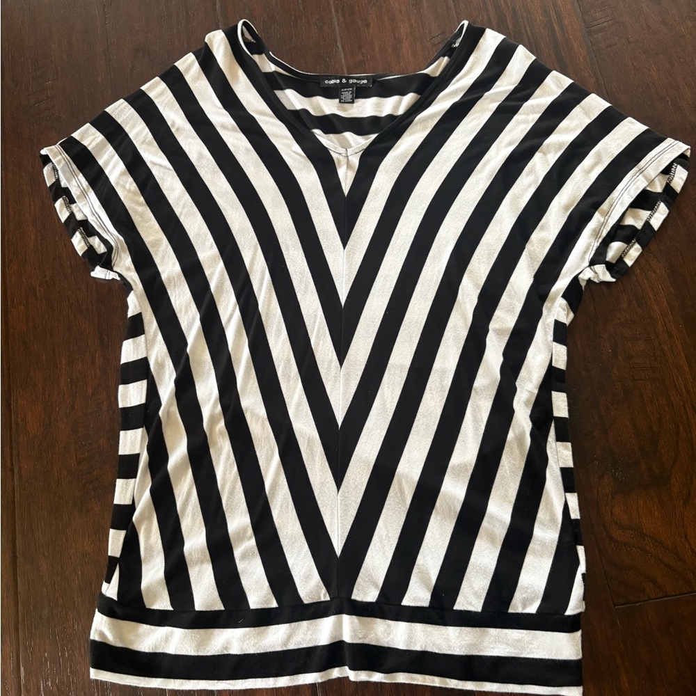 CABLE & GAUGE V-Stripe Black and White Top